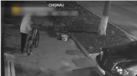 VIDEO // A furat o bicicletă iar acum riscă 4 ani de închisoare. Imagini cu momentul furtului